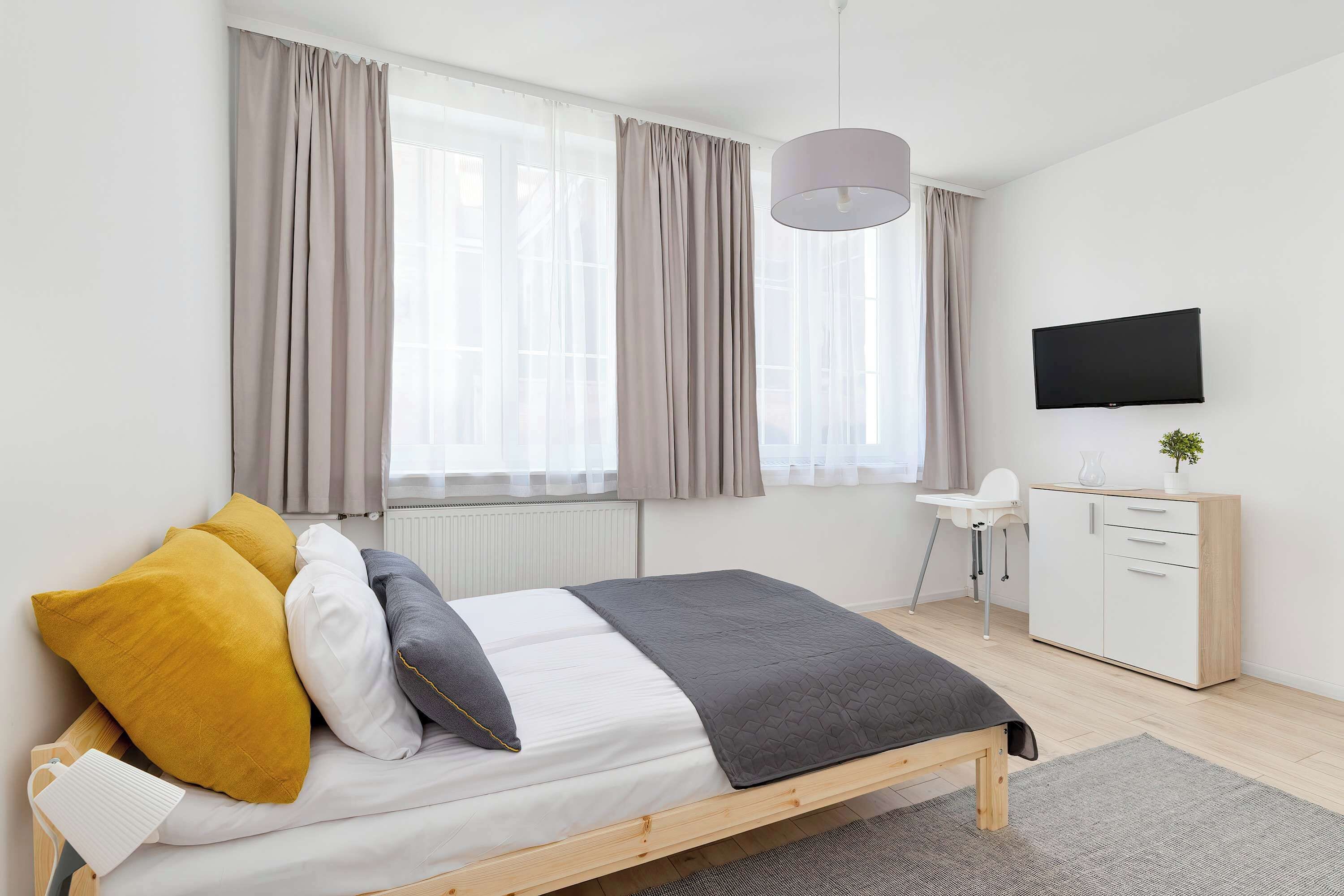 Tabla de planchar con plancha, cuna de viaje, wifi y ropa de cama 