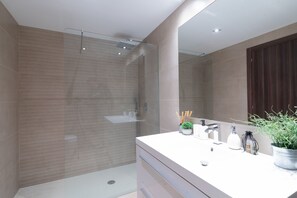Shower, hair dryer, towels - Acqua by Time & Home (San Pedro de Alcántara)