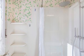 Douche, sèche-cheveux, bidet, serviettes fournies