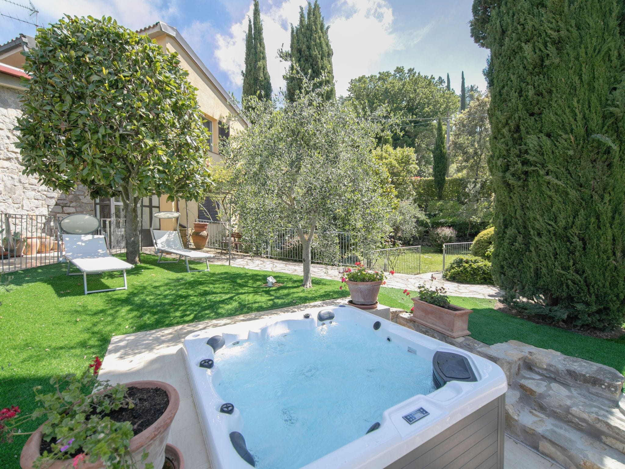 Outdoor spa tub