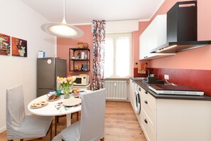 Fridge, microwave, coffee/tea maker, electric kettle - Garden Apartment Bardolino - Coral Apartment (Bardolino)