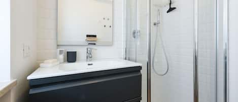 Shower, hair dryer, bidet, towels