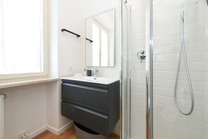 Shower, hair dryer, bidet, towels - Garden Apartment Bardolino - Coral Apartment (Bardolino)