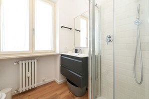 Shower, hair dryer, bidet, towels - Garden Apartment Bardolino - Coral Apartment (Bardolino)