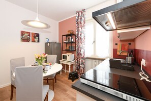 Frigorifero, microonde, macchina per tè/caffè, bollitore elettrico