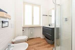 Doccia, asciugacapelli, bidet, asciugamani