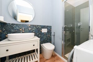 Regadera, secadora de cabello, bidet, toallas 