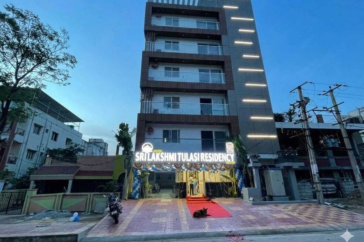 Un edificio de varios pisos con un letrero que dice 'Sri Lakshmi Tulasi Residency'.