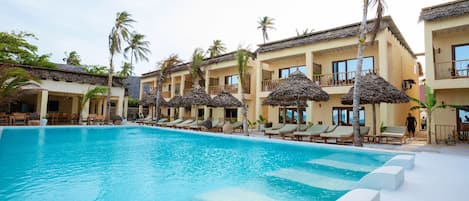 15 piscinas externas