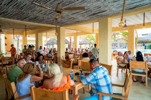 รับประทานอาหารกลางแจ้ง