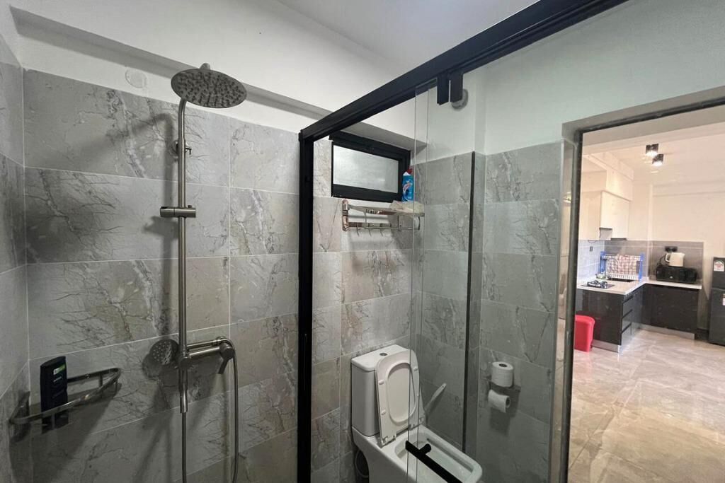 Camera Luxury, balcone, vista città | Bagno | Set di cortesia gratuito, asciugamani, sapone, shampoo