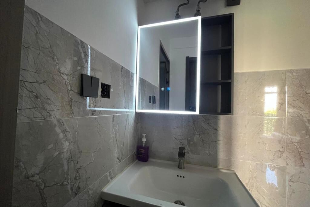 Luxury Room, Balcony, City View | Bathroom | Free toiletries, towels, soap, shampoo