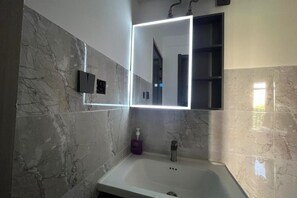 Luxury Room, Balcony, City View | Bathroom - Nairobi Accomodation (Nairobi)