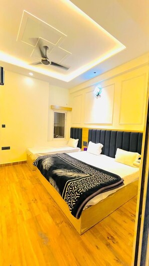 Un dormitorio moderno con una cama, un ventilador de techo y una ventana.