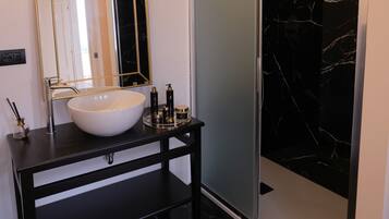 Suite, uitzicht op heuvels | Badkamer