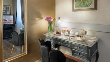 Deluxe Room, 1 King Bed, Courtyard View