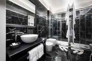 Douche, articles de toilette gratuits, sèche-cheveux, chaussons