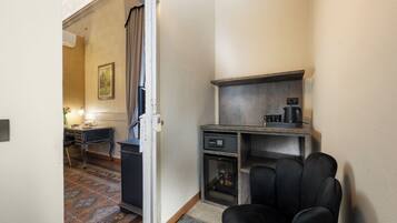 Deluxe-værelse - 1 kingsize-seng - udsigt til gårdsplads | Pengeskab