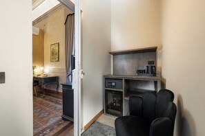 Deluxe Room, 1 King Bed, Courtyard View | Safe - Hotel Palazzo Borghini (Florence)