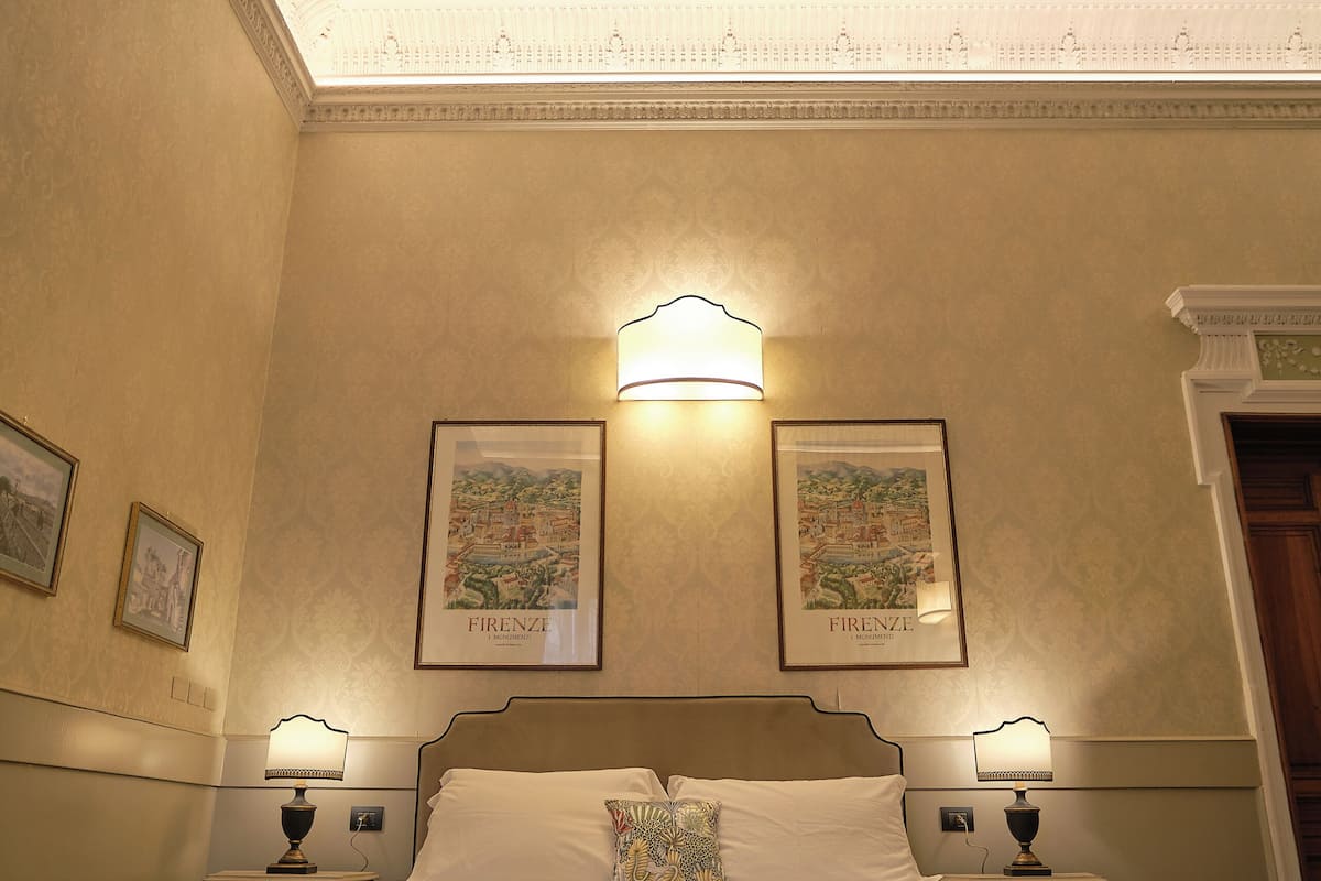 Deluxe Room, 1 King Bed, Courtyard View | Interior