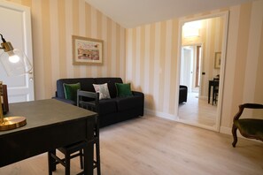 Suite, Hill View | Living area