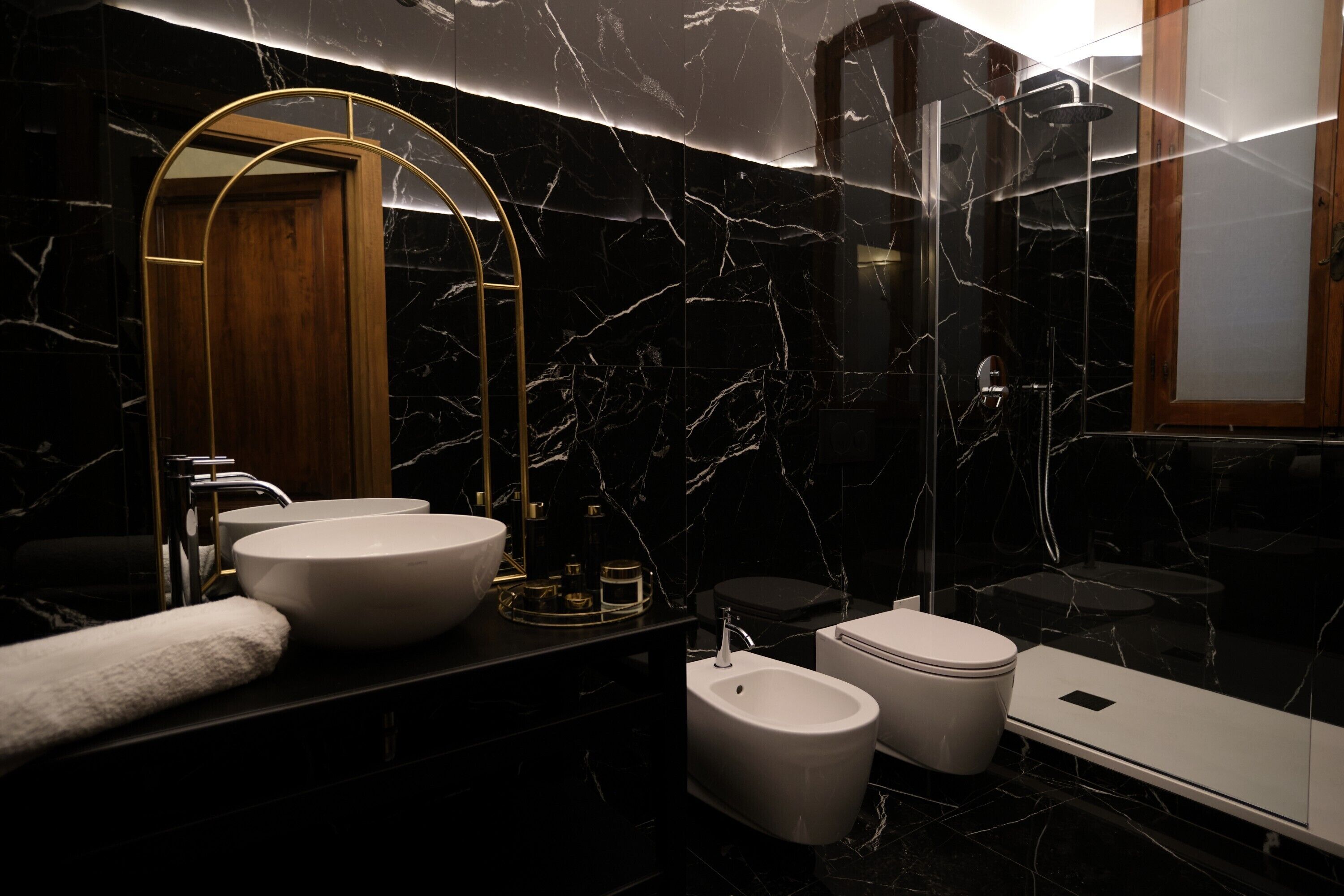 Chambre Deluxe, 1 très grand lit, vue cour intérieure | Salle de bain