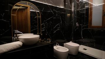 Deluxe Room, 1 King Bed, Courtyard View | Bathroom