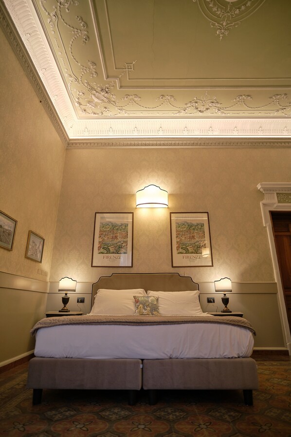 Deluxe Room, 1 King Bed, Courtyard View