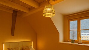 2 室のベッドルーム、デスク、旅行用ベビーベッド、WiFi (無料)