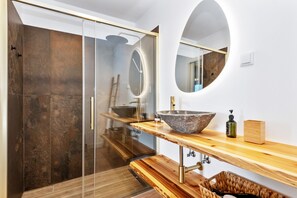 Een douche, handdoeken