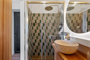 Shower, towels - Studio Apartment 'Ocean View Rock House  2' with Balcony and Wi-Fi (Caniço)