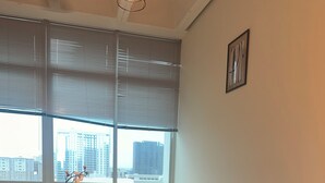 A kitchen with a built-in oven, a window with blinds, and a view of the cityscape. - Cozy 1-bedroom apartment with AC in beautiful Atlanta (Atlanta)