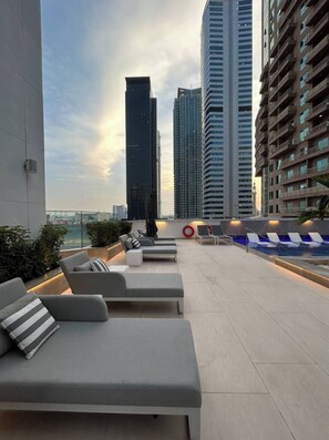 Terrace/patio - SettlerHomes - Upscale JLT Stay - Near Metro (Dubai)