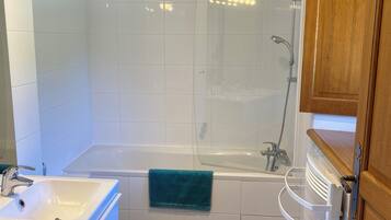 SĂšche-cheveux, serviettes fournies, savon, papier toilette