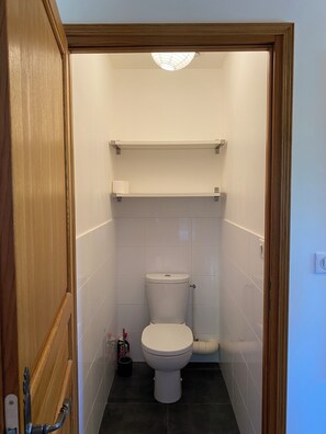 Secadora de cabello, toallas, jabón, papel de baño 
