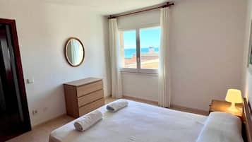 3 slaapkamers, een strijkplank/strijkijzer, gratis wifi, beddengoed