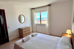 3 slaapkamers, een strijkplank/strijkijzer, gratis wifi, beddengoed
