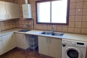 Een koelkast, een microgolfoven, een oven, een kookplaat