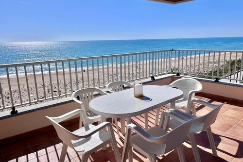 Spacious 3-bedroom beachfront apartment. Rodes-62