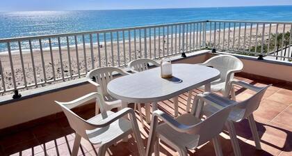 Spacious 3-bedroom beachfront apartment. Rodes-62