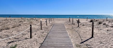 På stranden
