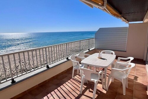 Spacious 3-room apartment right on the beach. Rodes-71