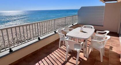 Spacious 3-room apartment right on the beach. Rodes-71