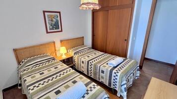 3 dormitorios, tabla de planchar con plancha, wifi gratis y ropa de cama