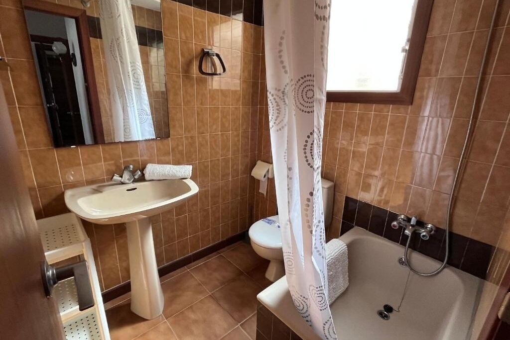 Ducha, bidé, toallas y papel higiénico