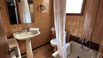 Ducha, bidé, toallas y papel higiénico