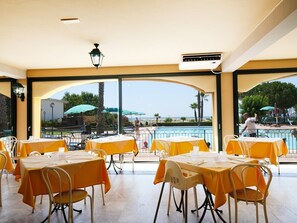 Outdoor dining - Marina del Marchese Resort (Botricello)