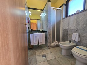 Shower, bidet, towels