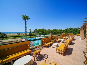 Poolside bar