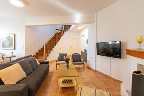 Smart TV - The Bridge House, 4BR Home for 10 with Terrace, Spili Rethymno (Spili)